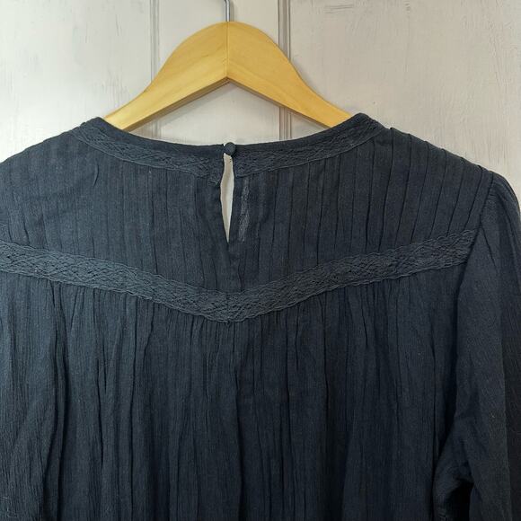 Logo Lavish Womens Top Size M Black Pleated Crochet Trim Keyhole Back Closure - Picture 5 of 9